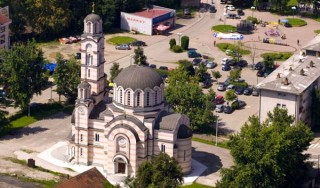 Na mjestu nekadašnjeg stadiona "Partizan" koji je takođe bio i logor za teslićane koji nisu bili srbi, na kojem su vršeni krvavi zločini i maltretiranja,sada stoji pravoslavna crkva .