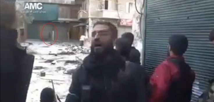 Melek ili džin prolazi u pozadini videa dok mudžahid uči ezan u toku borbe (video)