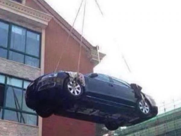 Punica dizalicom digla auto svog zeta na terasu, jer joj duguje pare!