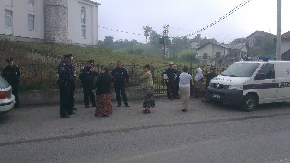 Policija opet opkolila džamiju u Piljužićima