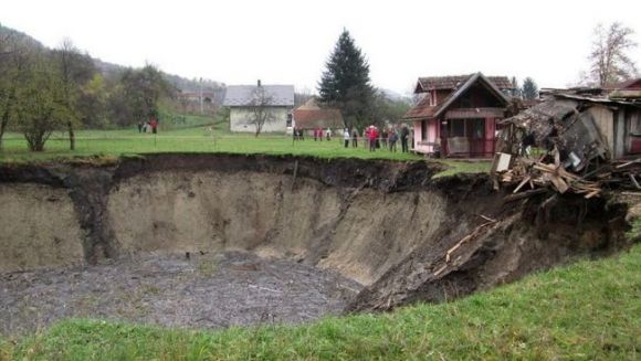 //VIDEO// Neobičan fenomen: U Ključu sinoć presušilo jezero, ogromna rupa se stalno se širi