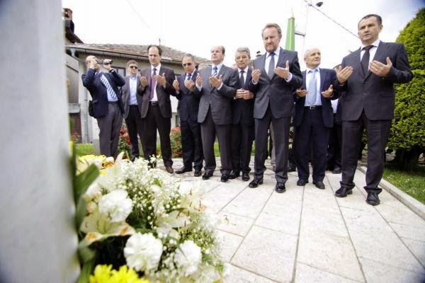 Polaganjem cvijeća na mezar Alije Izetbegovića, obilježena 24. godišnjica SDA