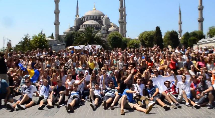 VIDEO// 1000 studenata izvodi himnu “ Jedna si jedina” u srcu Istanbula