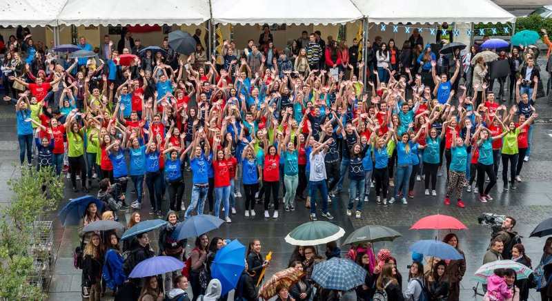 Učenici iz Teslića plesali “Big dance” ispred sarajevskog BBI centra