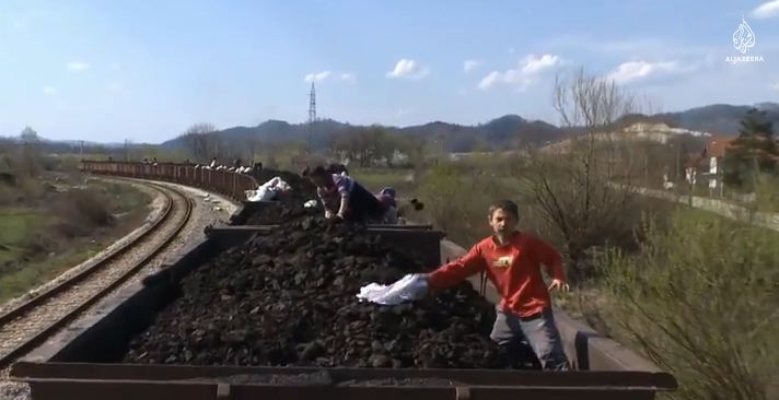 VIDEO// ŽIVOT NA IVICI ZAKONA I SMRTI: Ćumuraši kradu ugalj iz voza u pokretu!