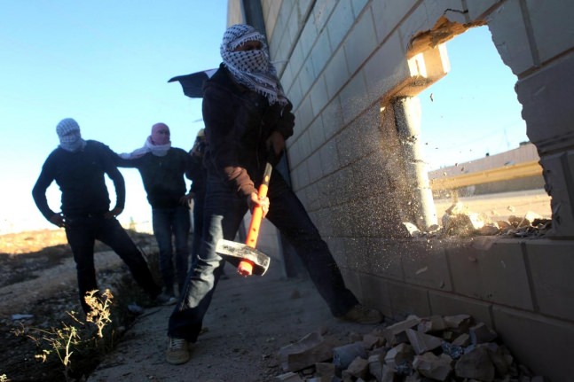 Na godišnjicu pada Berlinskog zida: Palestinci otvorili rupu na zidu razdvajanja sa Izraelom