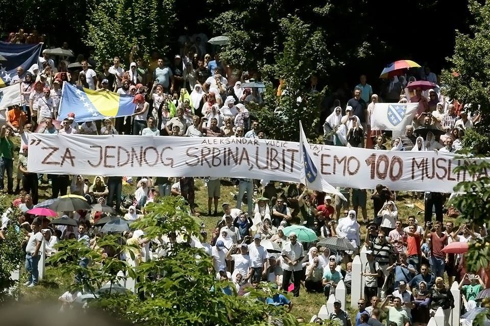 Vučić izviždan i napadnut nakon komemoracije žrtvama genocida