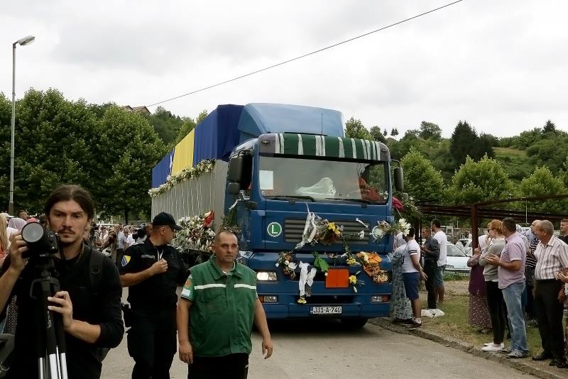 Bolnu tišinu prekidaju samo jecaji: Tabuti 136 žrtava genocida stigli u Potočare