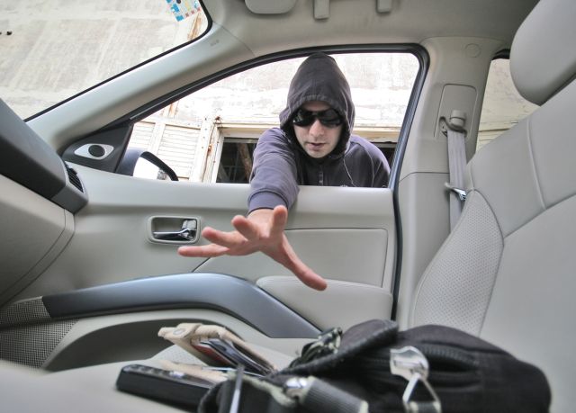 Iz automobila joj ukrao torbicu dok je prisustvovala sahrani?