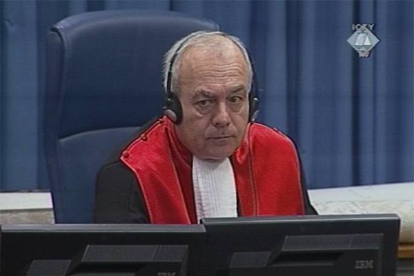 Šešelj započeo cirkus u Hagu, završio ga sudija Antonetti